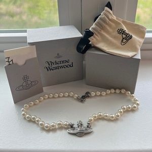 Vivenne Westwood Mini Bas Relief Pearl Choker